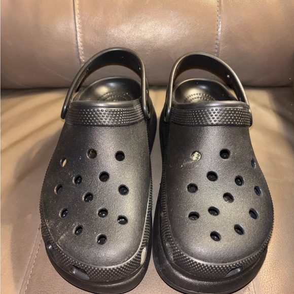 Crocs Classic Crush Clog Black Unisex Chunky Platform Beach EUC, women’s 7 Men 5 - Picture 2 of 7